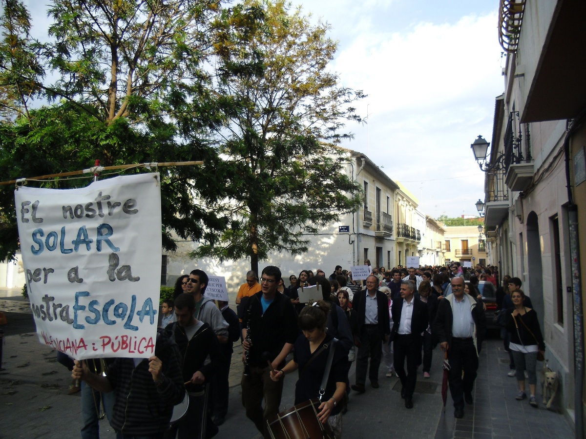 200 persones contra la requalificació del solar d'ús escolar a Campanar