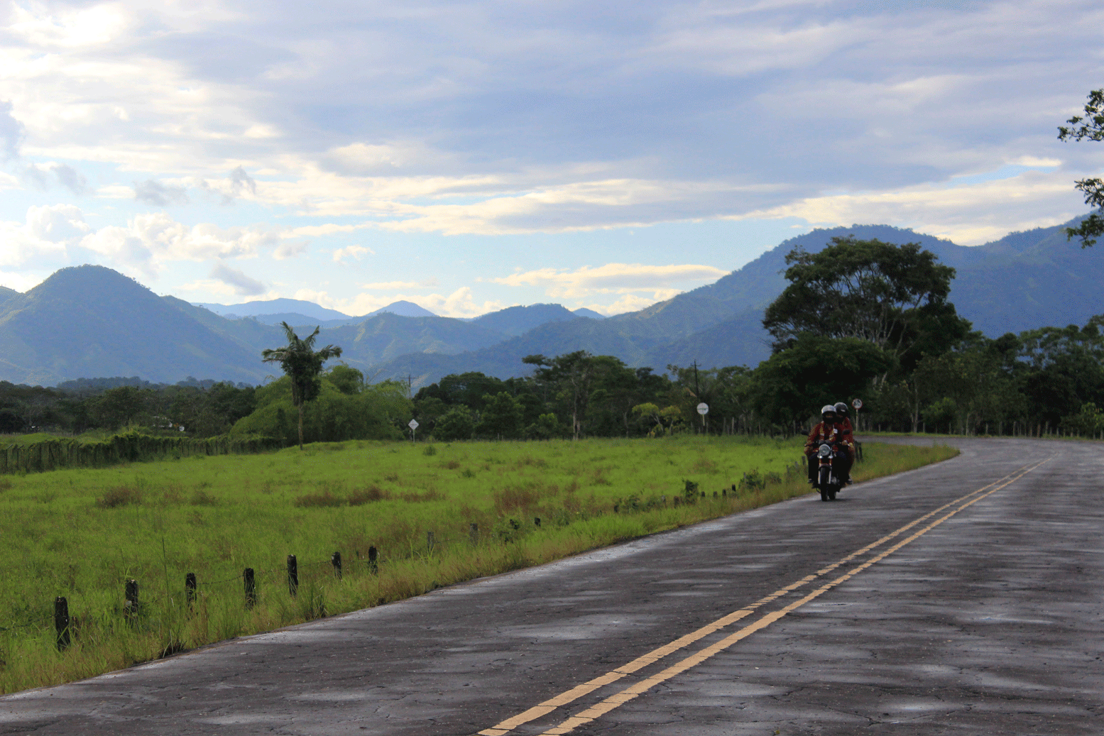 Foto: Carretera entre San Vicente del Caguán y los Llanos de Yarí